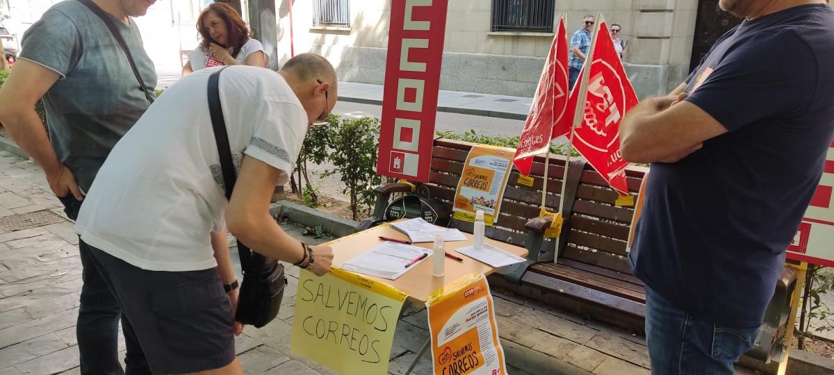 CCOO y UGT recogen firmas en Guadalajara como protesta por el desmantelamiento del Servicio Pblico Postal
