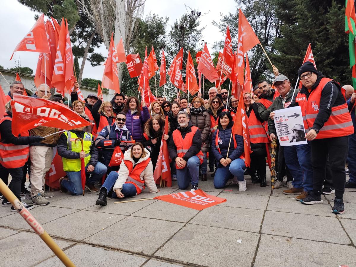 Conductores y conductoras profesionales se concentran frente al Ministerio de Transportes para exigir que se acelere su jubilación anticipada